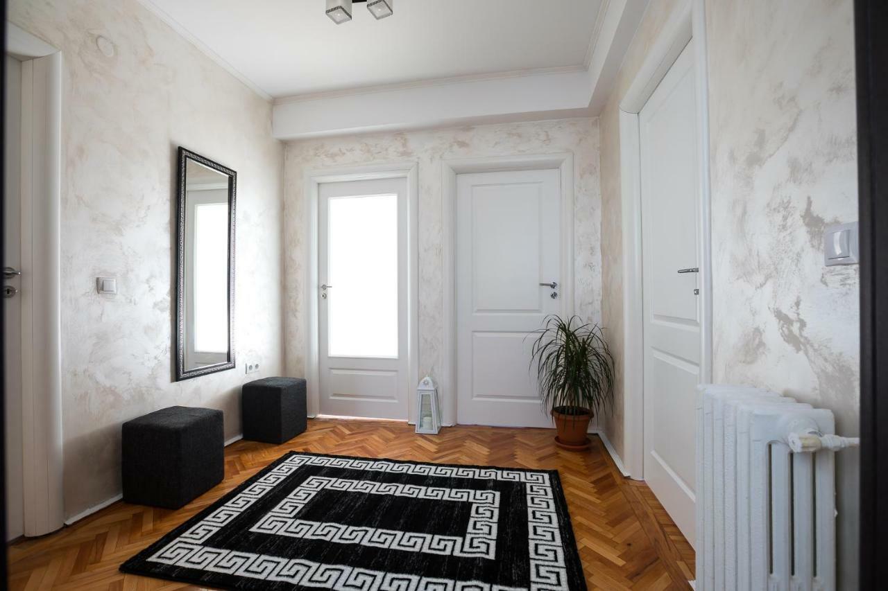 White Spacious Apartment Sibiu Exterior photo