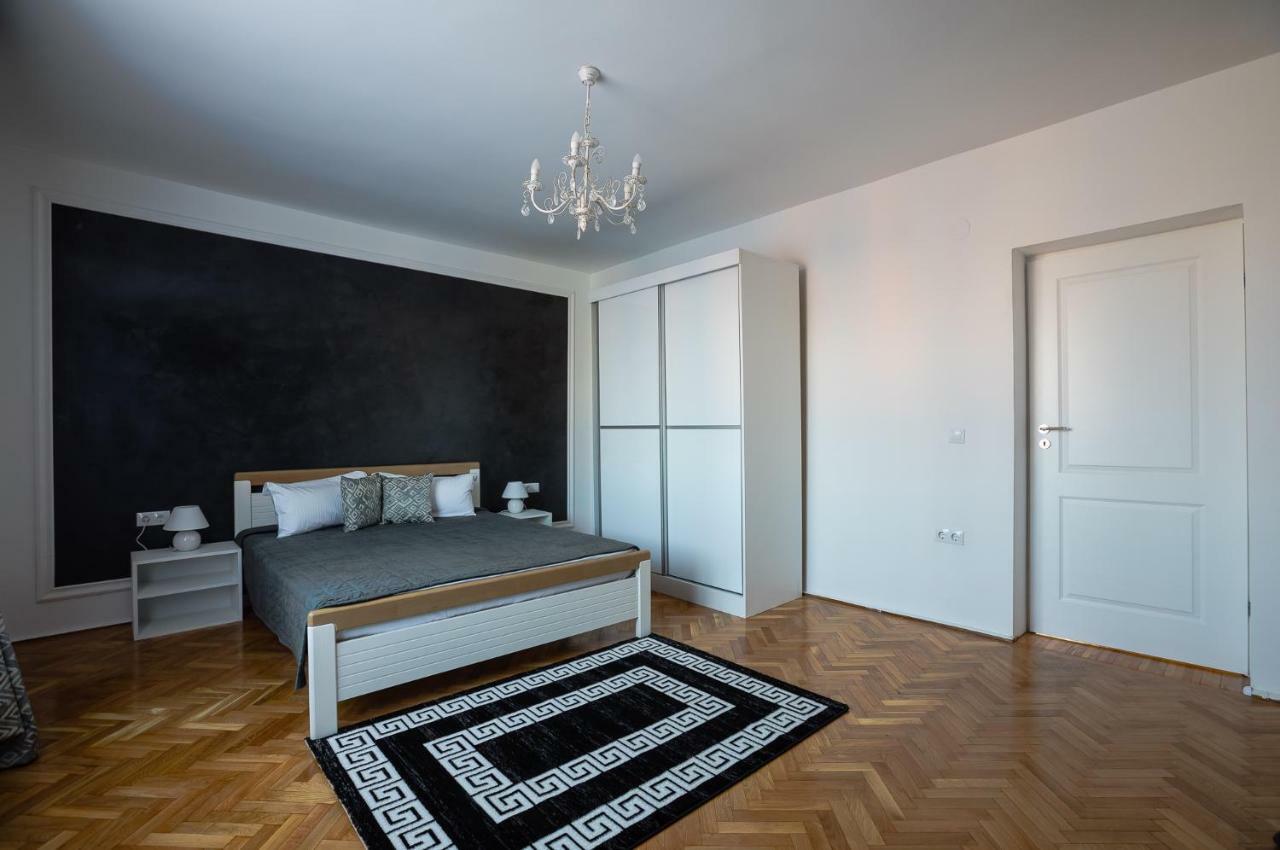 White Spacious Apartment Sibiu Exterior photo